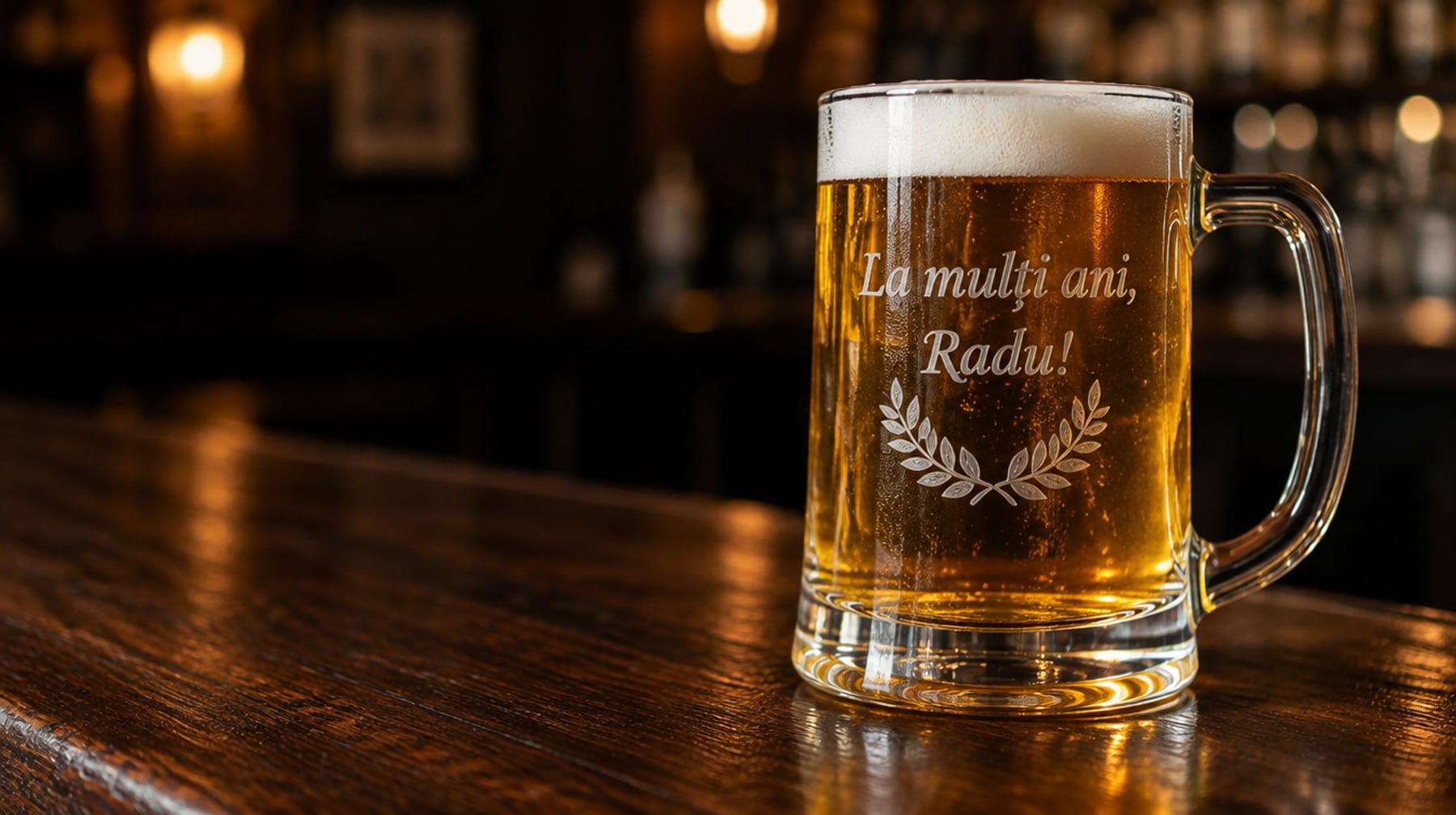 Halbă de bere gravată cu „La mulți ani, Radu!”, pe tejgheaua unui bar