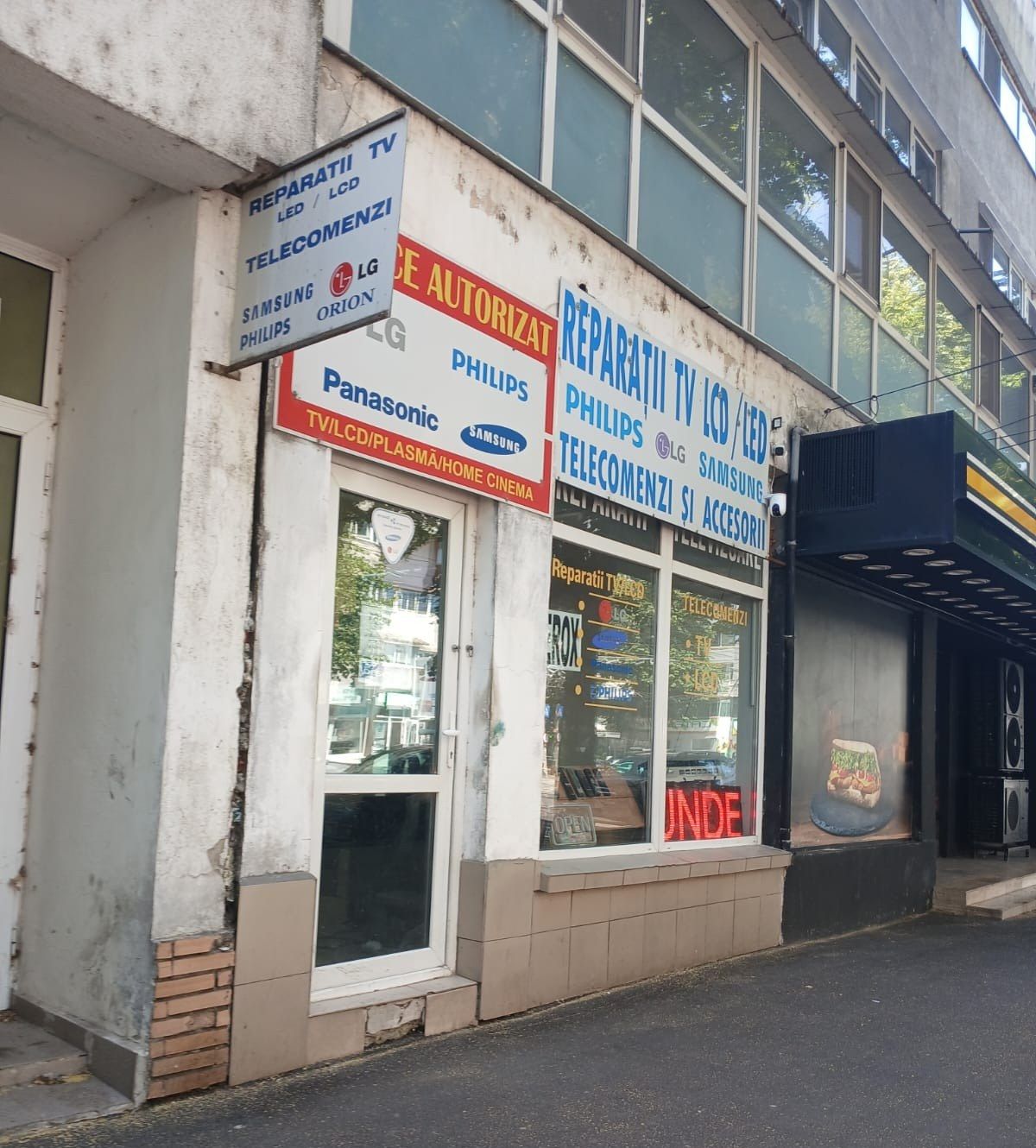 Fațada service-ului Tevion Serv de pe strada General Eremia Grigorescu, cu panourile Reparații TV LCD / LED