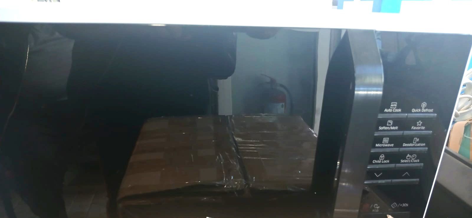 Cuptor cu microunde Samsung pe raftul din service