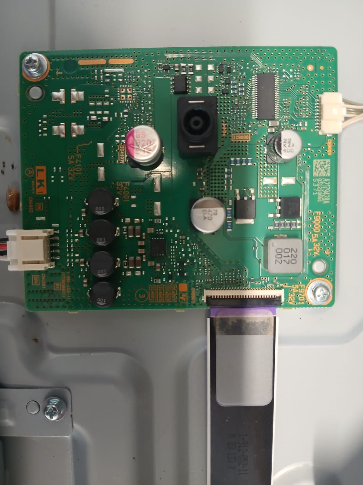 Modul de alimentare și sunet dintr-un televizor Sony, cu condensatoarele și siguranțele vizibile