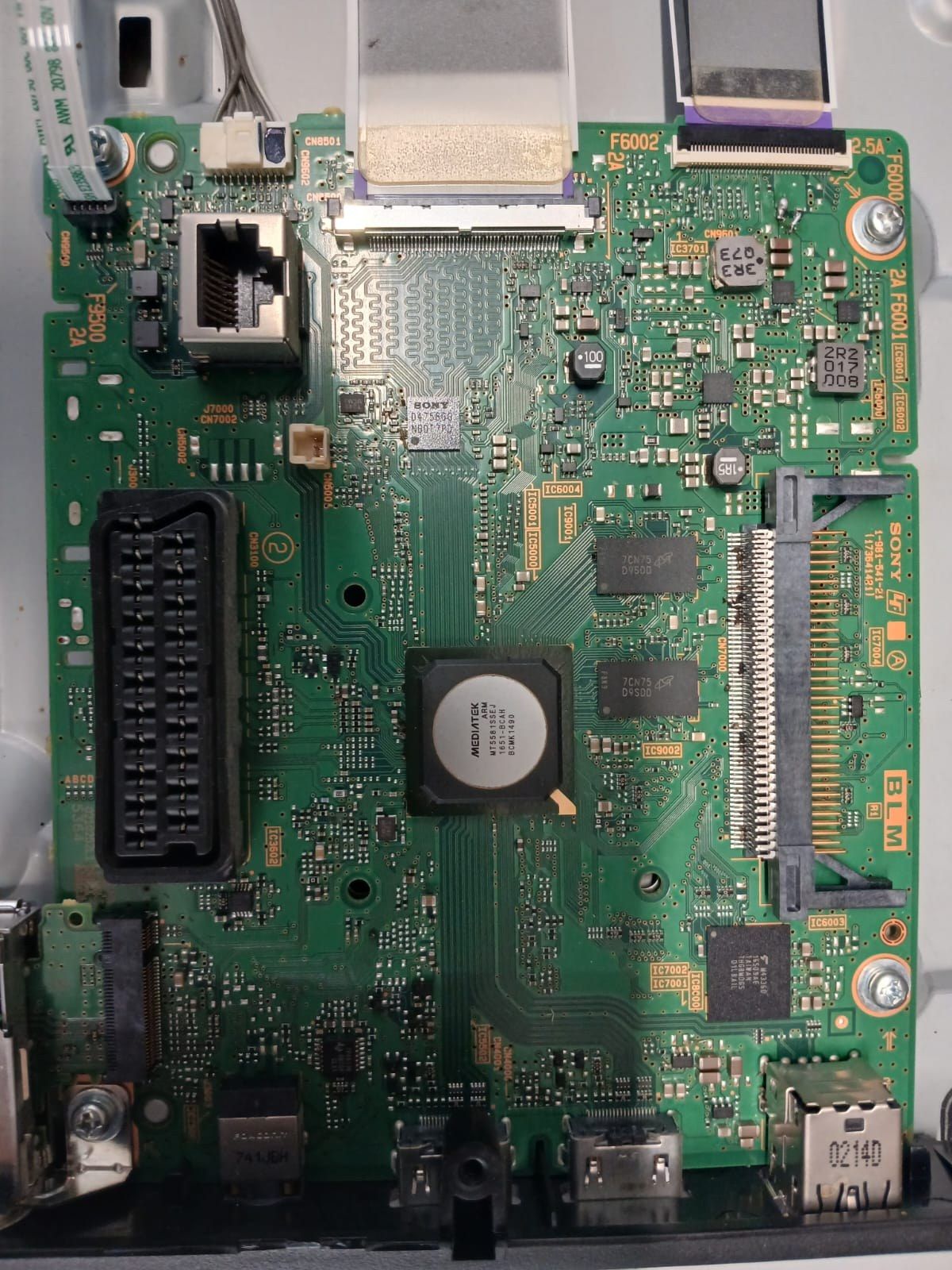 Placa de bază a unui televizor Sony, cu procesorul, mufa SCART și conectorii de panou
