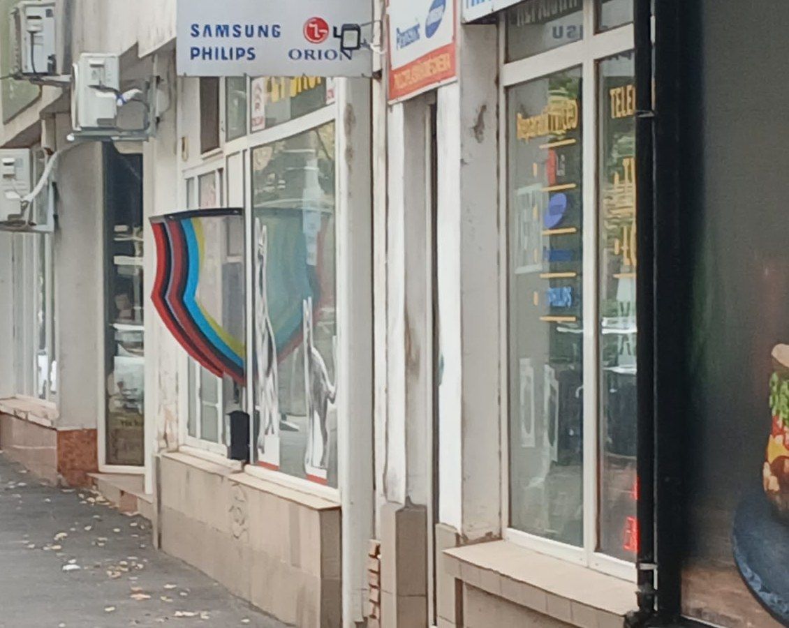 Strada General Eremia Grigorescu, cu vitrinele service-ului pe dreapta