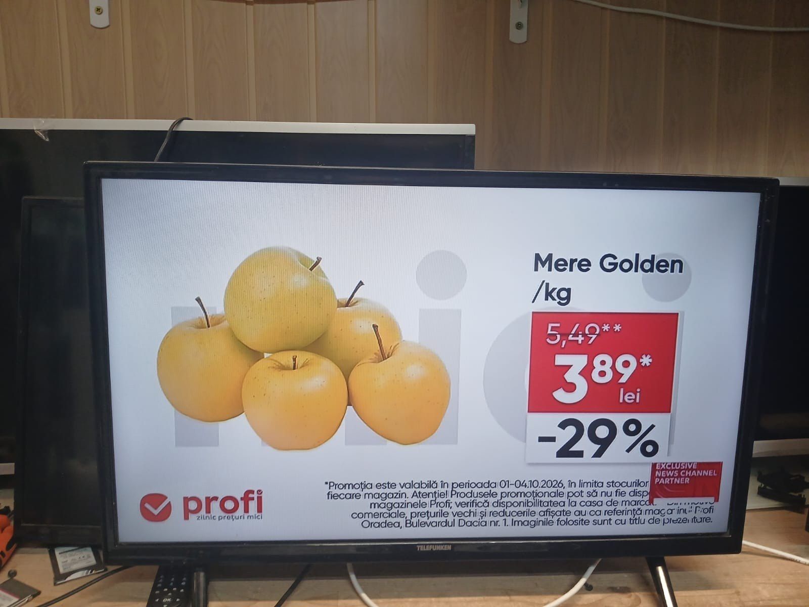 Televizor Telefunken pe bancul de lucru, pornit după reparație, cu imaginea revenită pe ecran