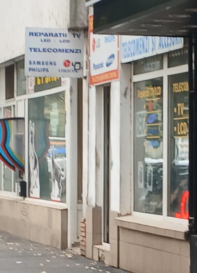 Vitrina magazinului cu firma Reparații TV LED / LCD și telecomenzi Samsung, Philips, Orion